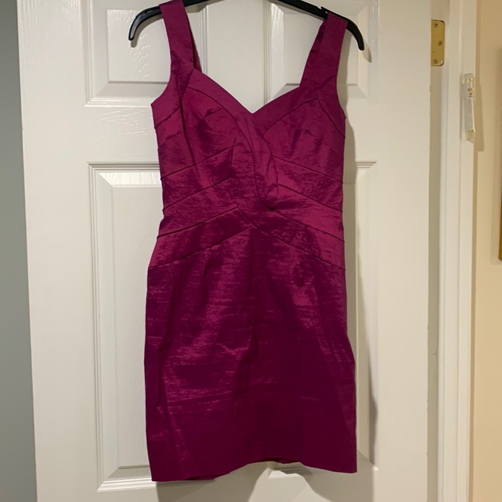 Very pretty cocktail dress, says size 10 but fits size 4-6